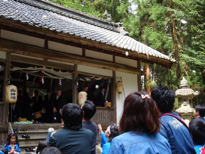 例大祭での餅まき　伊深町高倉神社で　2015.4.12撮影