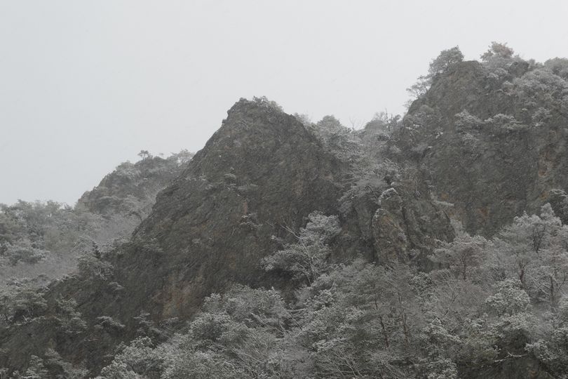 210218　雪の朝　高木山の岩山（地蔵様？）