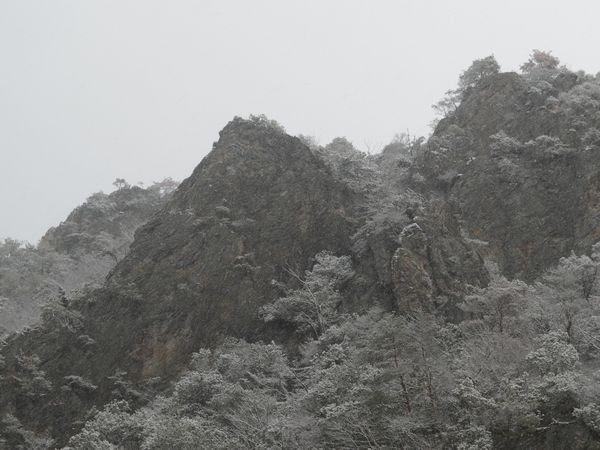 冬の岩山